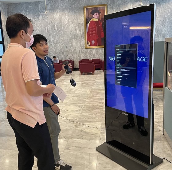 Delivered with free training on how to use floor-standing Digital Signage 2